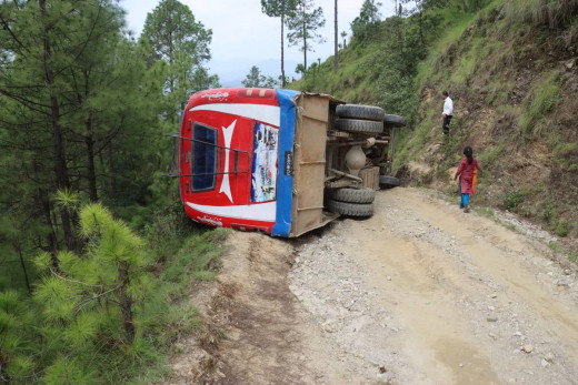सल्यानमा बस पल्टिँदा ६ जना घाइते, २ को अवस्था गम्भीर